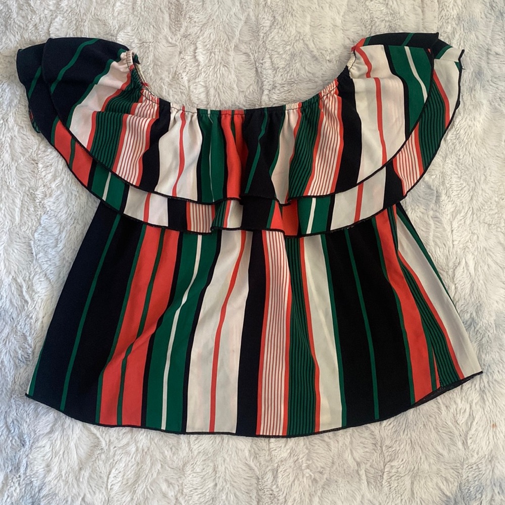 Medium/Large off the shoulder shirt. Stretchy on top. Very flowy. Comfortable!